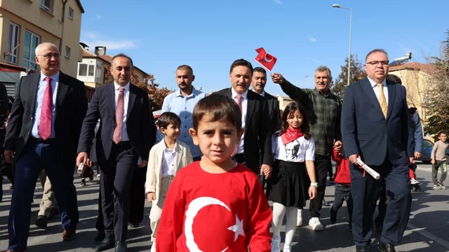 Vali Çiçek, anaokulu öğrencilerinin Cumhuriyet coşkusuna ortak oldu