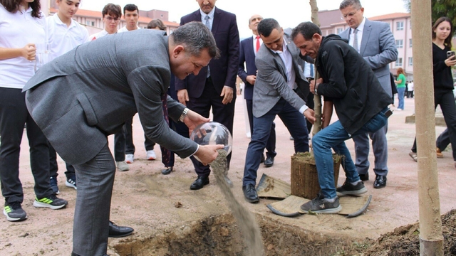 İzmir'de 7 bölgenin toprağı Cumhuriyet çınarında buluştu