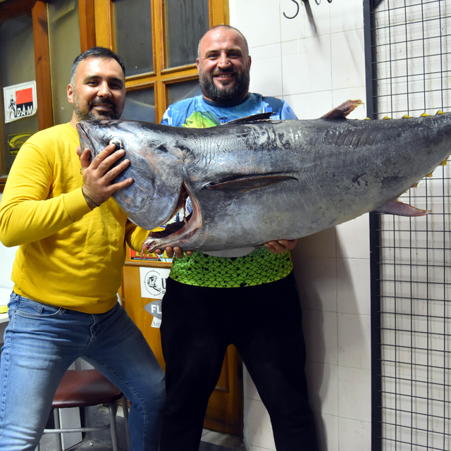 Oltayla 1 metre 73 santimlik orkinos yakaladı, o anları kaydetti