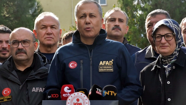 Sındırgı'da 6.1'lik depremde yıkılan ve hasar gören binalar havadan görüntülendi (6)