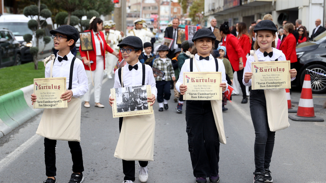 Kırklareli'nde Cumhuriyet'in ilanının sembollerinden "gazeteci çocuklar"  "Cumhuriyet manşetli" gazete dağıttı