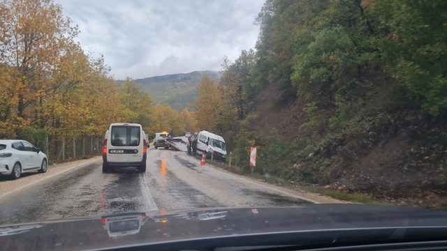 Bursa'da yol kenarına savrulan minibüsteki 8 kişi yaralandı
