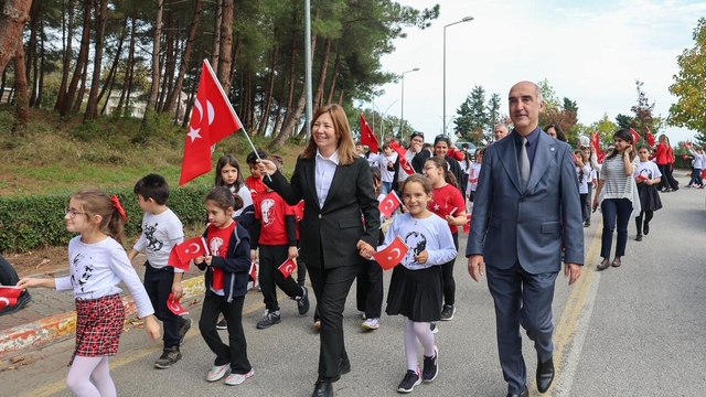 OMÜ Rektörü Aydın, OMÜ Vakfı Koleji öğrencilerinin Cumhuriyet coşkusuna ortak oldu