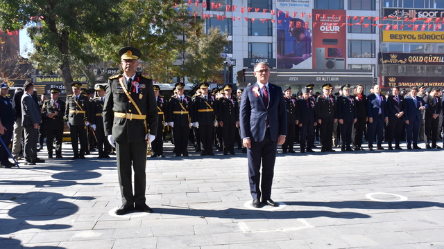 Van ve çevre illerde Cumhuriyet'in 102. yılı kutlanıyor