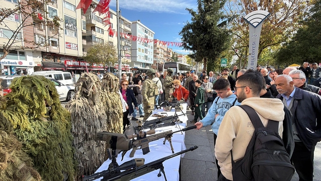 Cumhuriyet Bayramı kutlamaları kapsamında komandoların silah sergisine yoğun ilgi