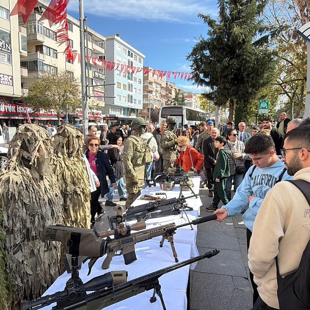 Cumhuriyet Bayramı kutlamaları kapsamında komandoların silah sergisine yoğu...