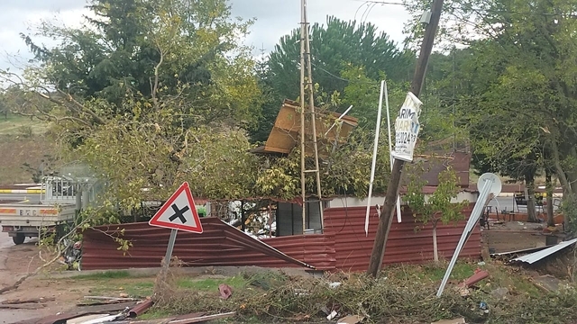 Balıkesir'de şiddetli rüzgar hasar yol açtı