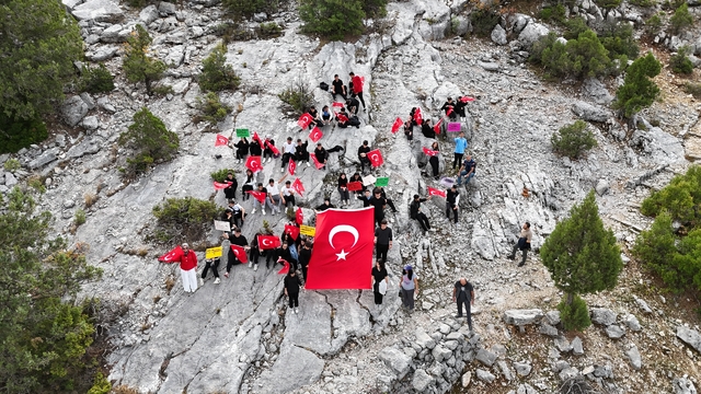 Akseki'de öğrenciler tarihi kervan ve göç yolunda Cumhuriyet için yürüdü