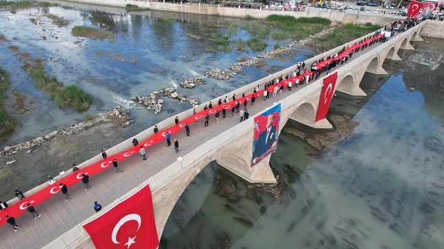 Çorum'da vatandaşlar 102 metrelik Türk bayrağı ile yürüdü