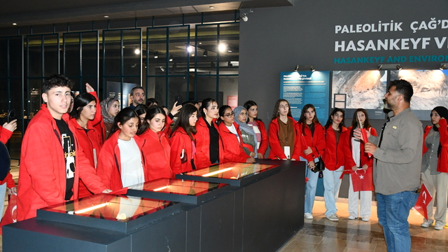 Batman'da Cumhuriyet'in 102. yılında 102 öğrenci Hasankeyf ilçesini gezdi