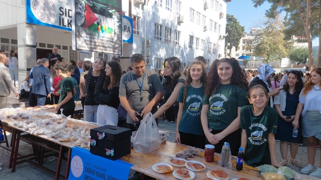 Hatay'da öğrenciler Gazze'ye destek için kermes düzenledi