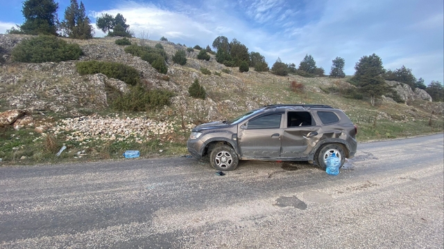 Bozüyük'te takla atan otomobildeki 2 kişi yaralandı