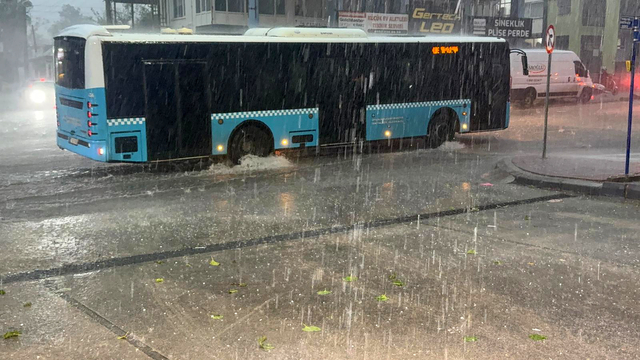 Antalya'da sağanak ve dolu hayatı felç etti