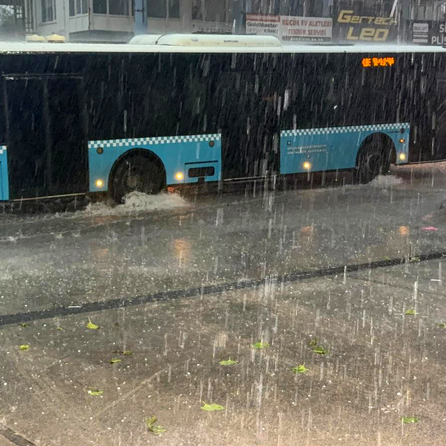 Antalya'da sağanak ve dolu hayatı felç etti