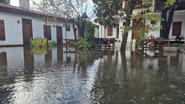 Muğla'da sağanak nedeniyle ev ve iş yerlerini su bastı