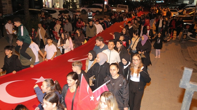 Çarşamba'da Cumhuriyet'in 102. yılı dolayısıyla fener alayı düzenlendi