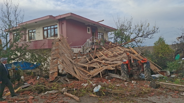 Beypazarı'nda etkili olan hortum bazı evlere ve ağıllara zarar verdi