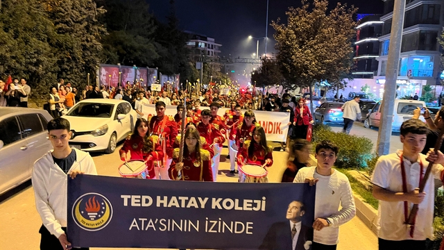 Hatay'da Cumhuriyet Bayramı, fener alayı ile kutlandı