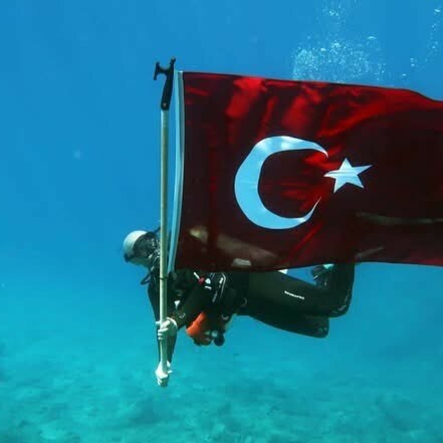 Fethiye'de  su altında Cumhuriyet kutlaması