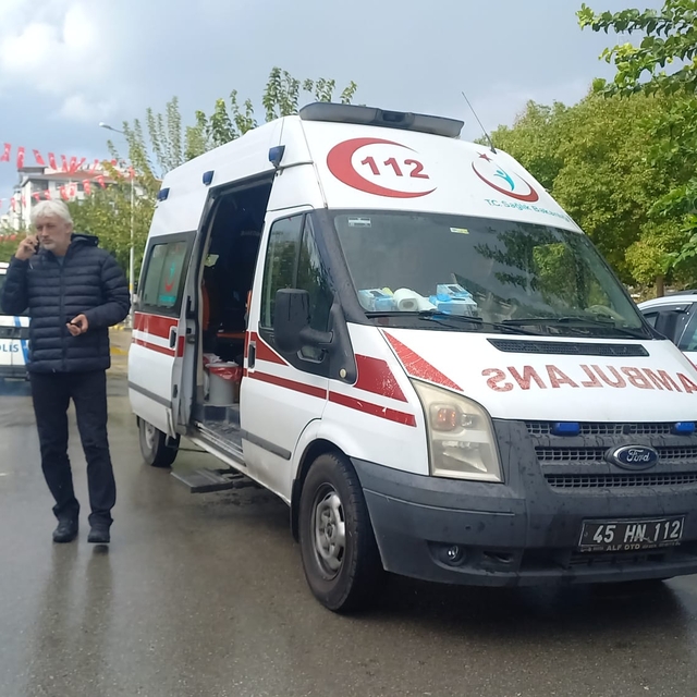 Manisa'da sırtından bıçakla yaralanan kişi hastaneye kaldırıldı