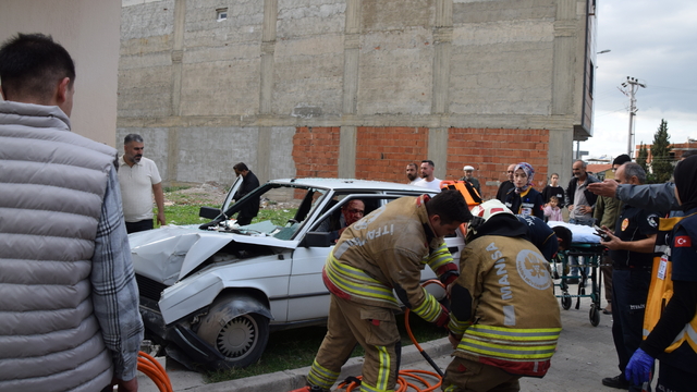 Manisa'da evin duvarına çarpan otomobilde 2 kişi yaralandı