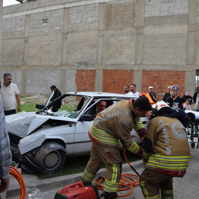 Manisa'da evin duvarına çarpan otomobilde 2 kişi yaralandı