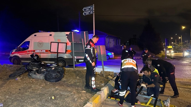 Uşak'ta otomobil ile motosikletin çarpıştığı kazada 2 kişi yaralandı