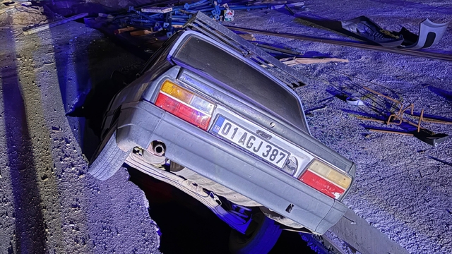 Osmaniye'de yol kenarındaki çukura düşen otomobilin sürücüsü yaralandı