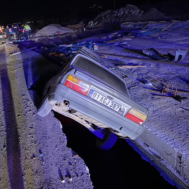 Osmaniye'de yol kenarındaki çukura düşen otomobilin sürücüsü yaralandı
