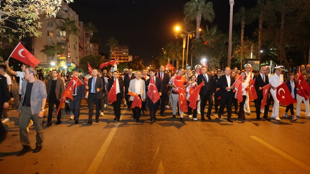 Mersin'de 102 metre uzunluğunda Türk bayrağıyla yürüyüş yapıldı