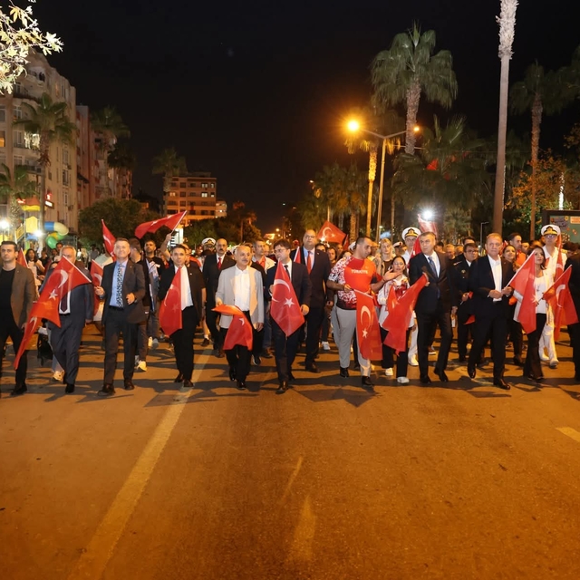 Mersin'de 102 metre uzunluğunda Türk bayrağıyla yürüyüş yapıldı