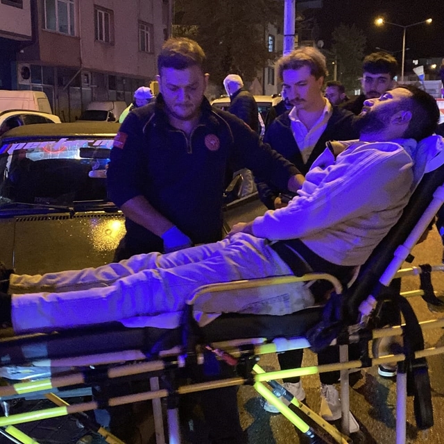 Bursa'da seyir halindeyken fenalaşan sürücü refüje çarptı