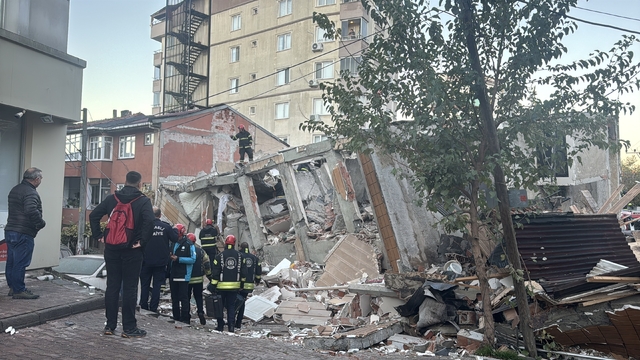 Kocaeli'de 6 katlı bina çöktü