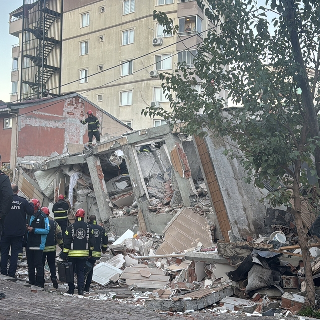 Kocaeli'de 6 katlı bina çöktü