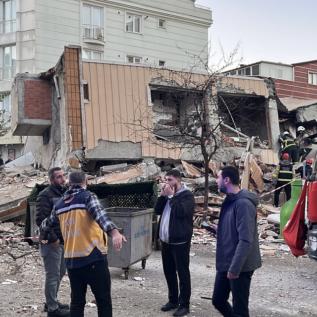 Gebze'de bina çöktü; kurtarma çalışması başlatıldı