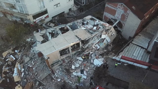 Gebze'de bina çöktü; enkaz havadan görüntülendi (2)