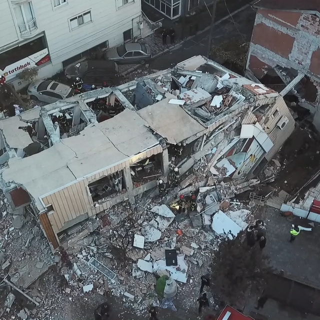 Gebze'de bina çöktü; enkaz havadan görüntülendi (2)