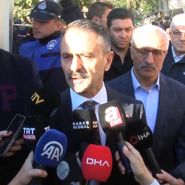 Gebze'de bina çöktü; 5 kişilik aileye ulaşılmaya çalışıyor (4)