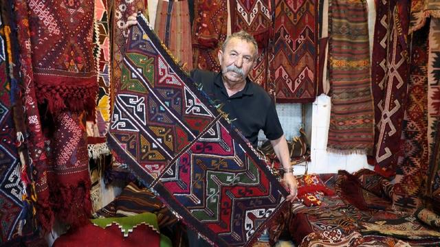 Bakır kalayı karşılığı topladığı kilim ve halılarla koleksiyon oluşturdu
