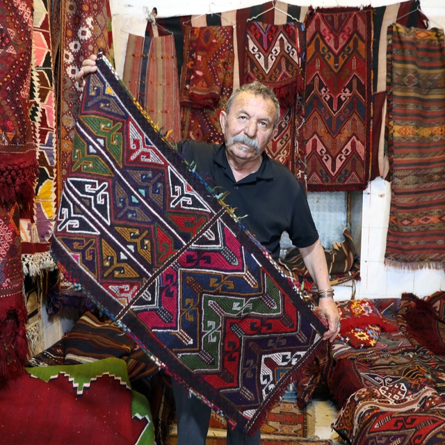 Bakır kalayı karşılığı topladığı kilim ve halılarla koleksiyon oluşturdu
