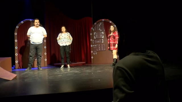 'Patisever' tiyatrocular, sokak hayvanlarının tedavisi için sahnede