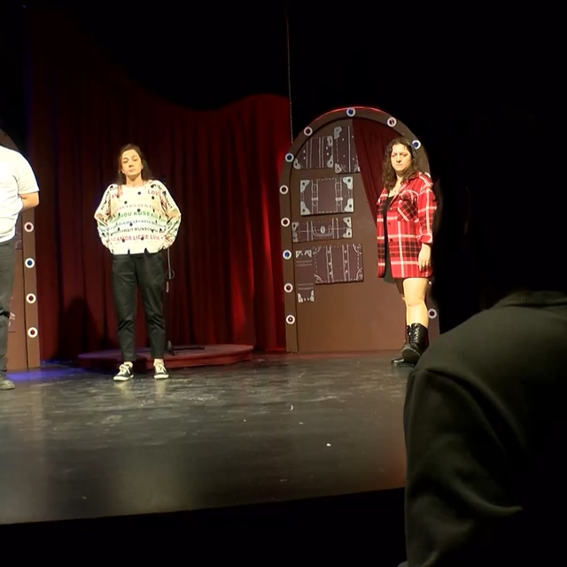 'Patisever' tiyatrocular, sokak hayvanlarının tedavisi için sahnede