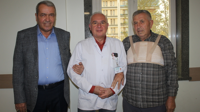 Bir gün arayla bypass ameliyatı olan ağabey ile kardeş taburcu edildi