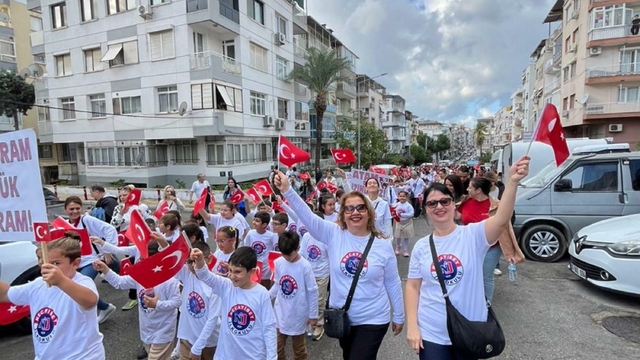 İzmir'de öğrencilerden '102'nci Yıl Cumhuriyet Yürüyüşü'
