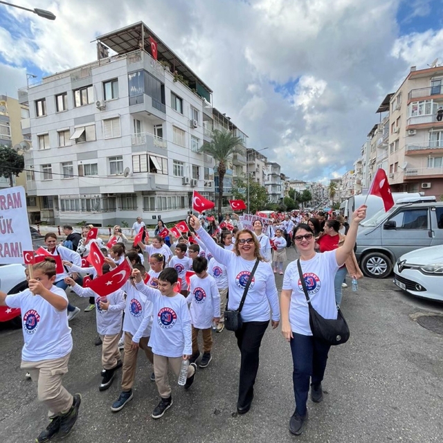 İzmir'de öğrencilerden '102'nci Yıl Cumhuriyet Yürüyüşü'