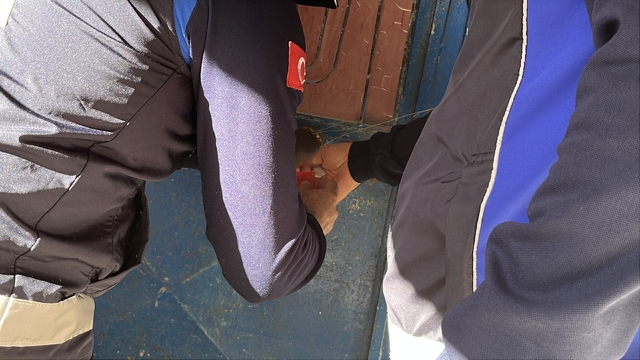 Gebze'de bina çöktü; 5 kişilik aileye ulaşılmaya çalışıyor (6)