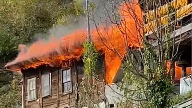 Ahşap ev alev alev yandı