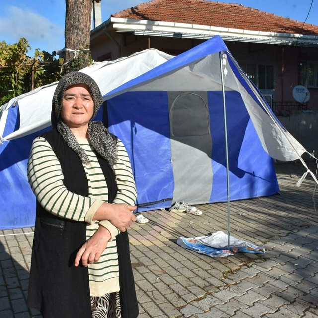Sındırgı'da depremin ardından evlerine girmeye çekinenler, çadırlarda kalıy...