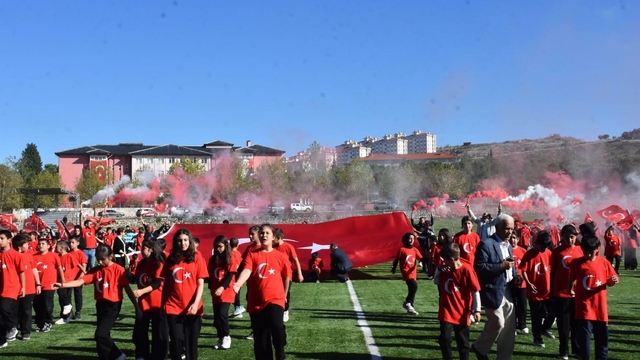 Sındırgı'da depremin ardından evlerine girmeye çekinenler, çadırlarda kalıyor (2)
