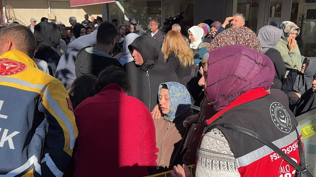 Kocaeli'de çöken 7 katlı binanın enkazında arama kurtarma çalışmaları sürüyor